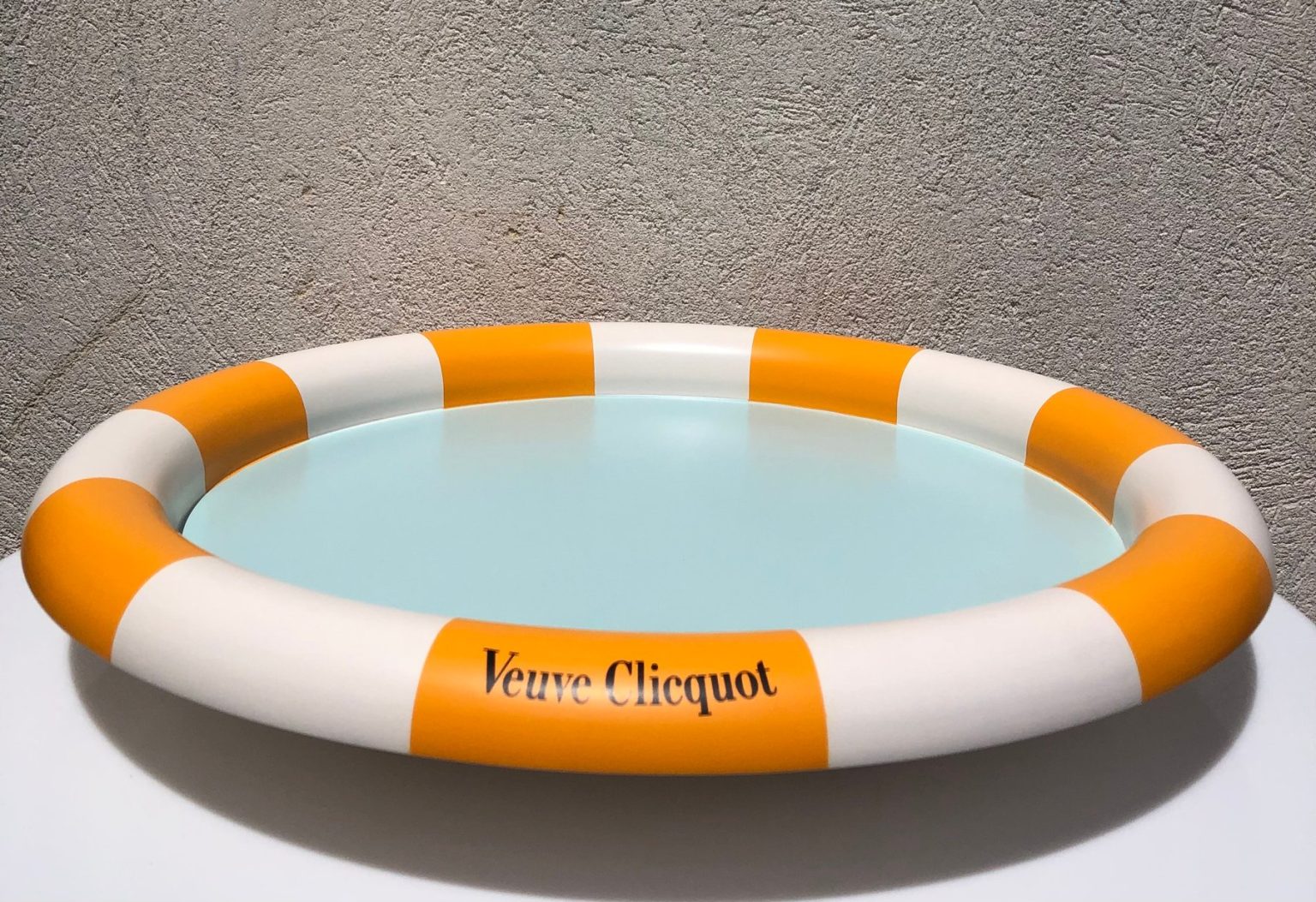 SOLD / ELADVA – Veuve Clicquot Sun Club szerviztálca 2025-ös modell – Limitált darab No. 484/1005 – 99.600.-Ft