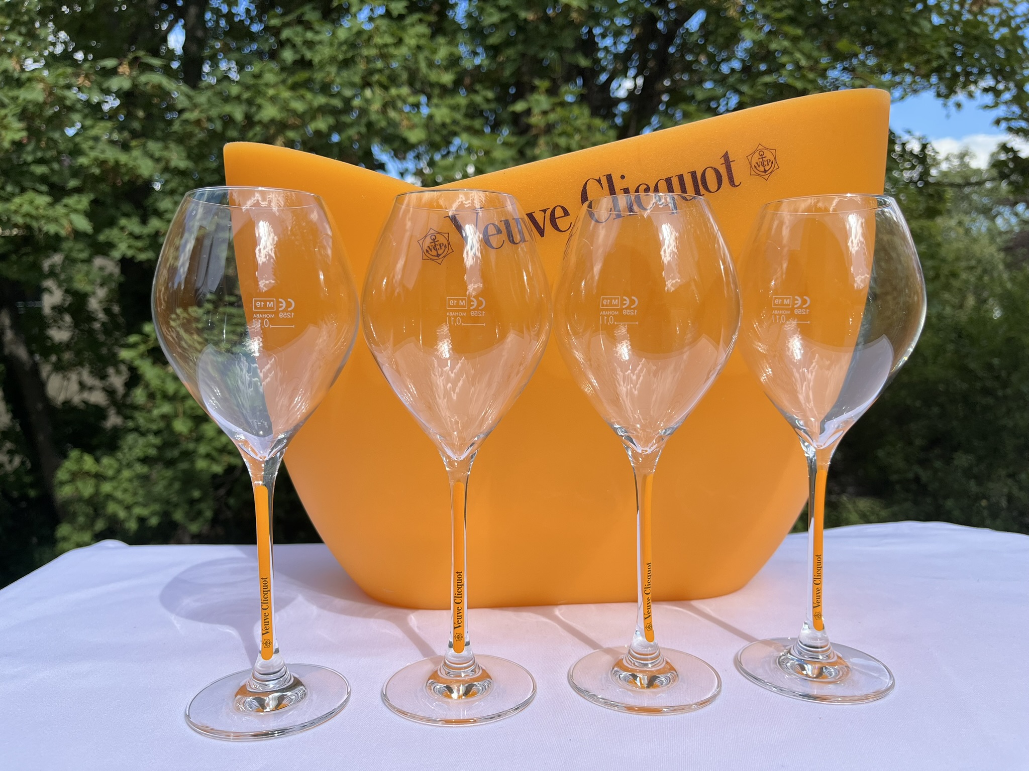 Veuve Clicquot Double Magnum Jégveder & 4 Sárga Szárú Kristálypohár – ELADÓ