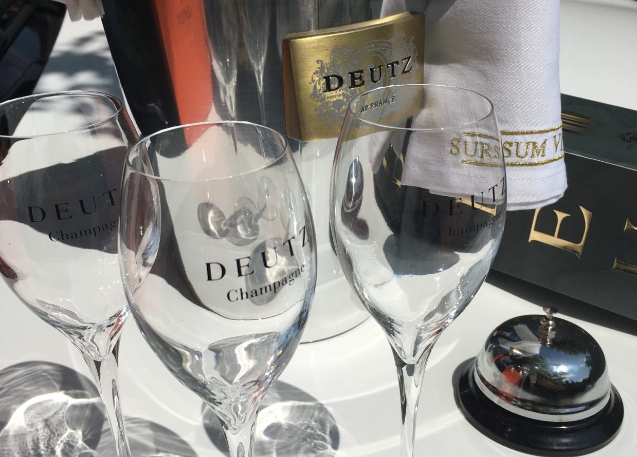 Exkluzív DEUTZ Champagne Ajándékszett – Jégvederrel és Lehmann Kristálypoharakkal – ELADÓ
