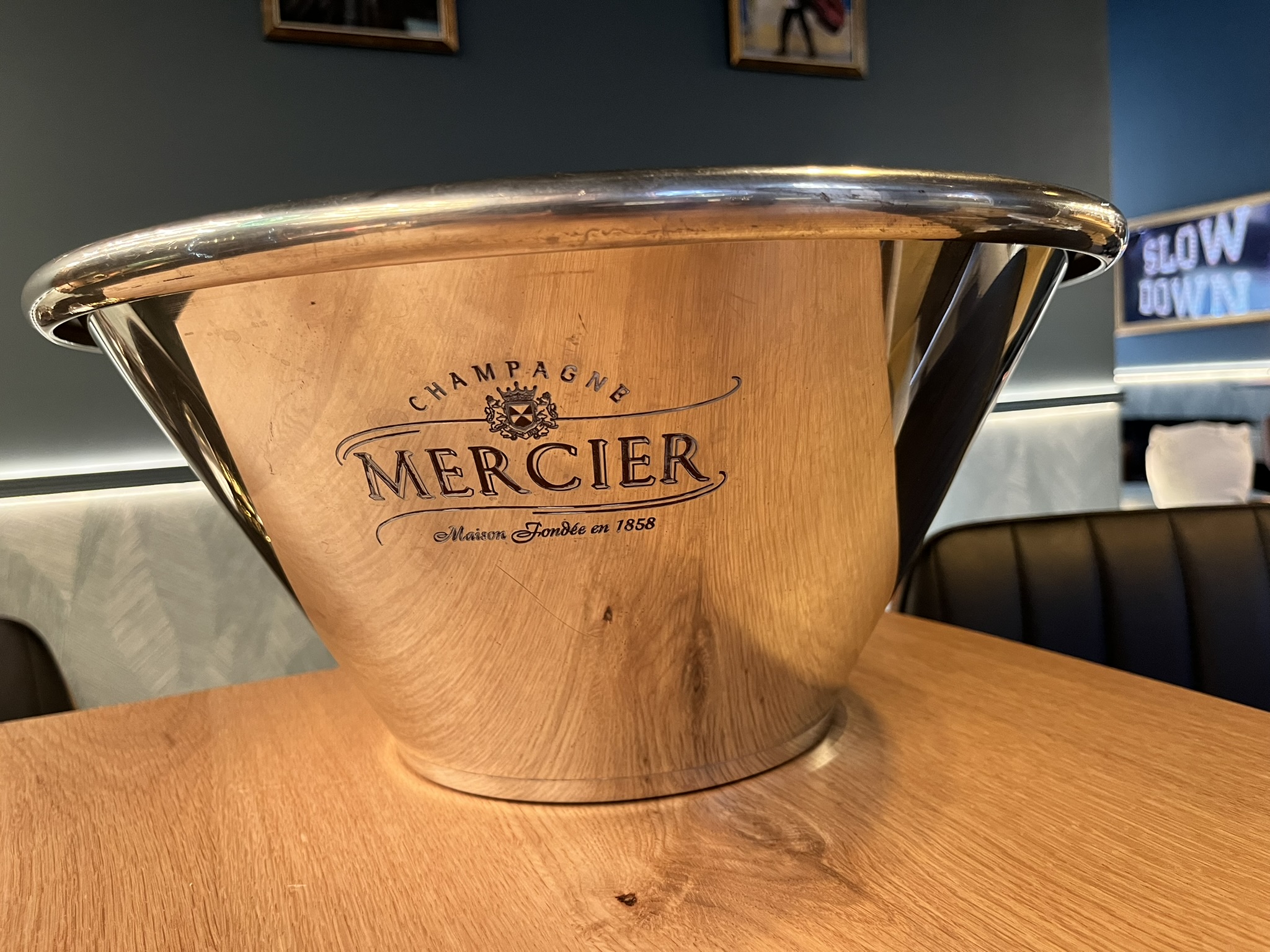 MERCIER Champagne – 4 palackos pezsgőhűtő jégtál – L’Orfèvrerie d’Anjou ónöntvény, Pierre Charpin dizájn – ELADÓ