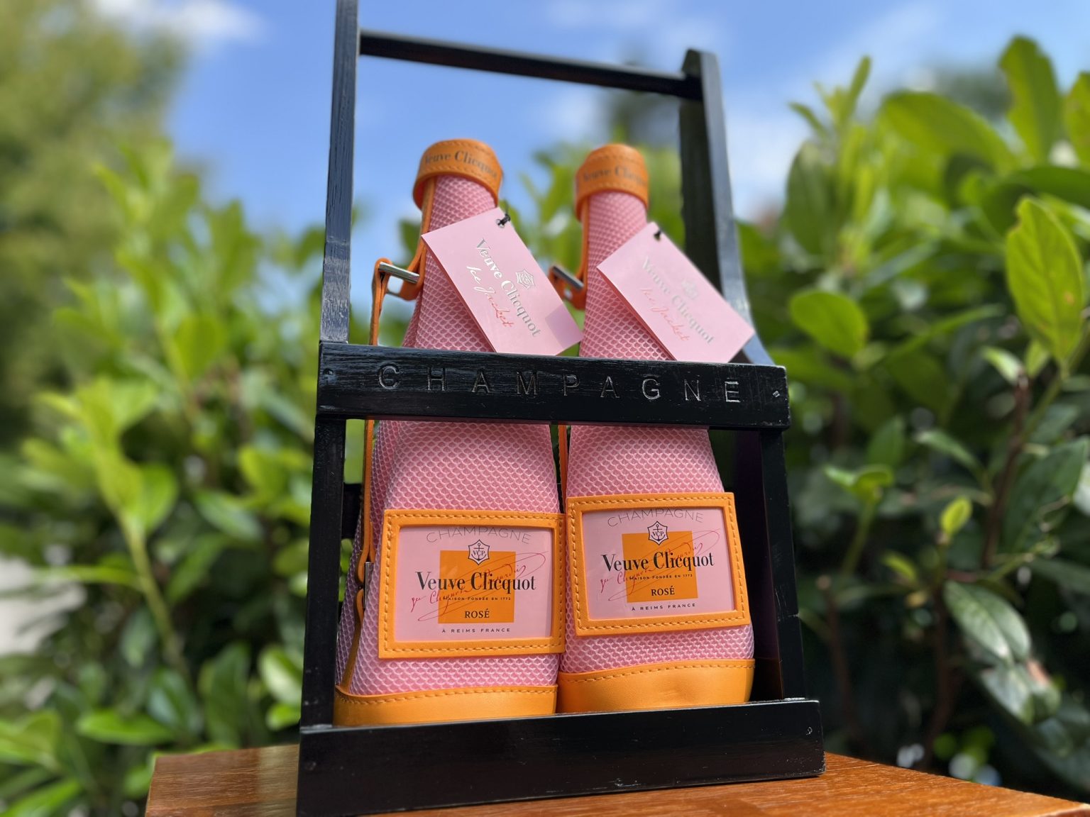 Veuve Clicquot Rosé Ice Jacket szett (2 db) fekete fa pezsgő hordozóval – ELADÓ