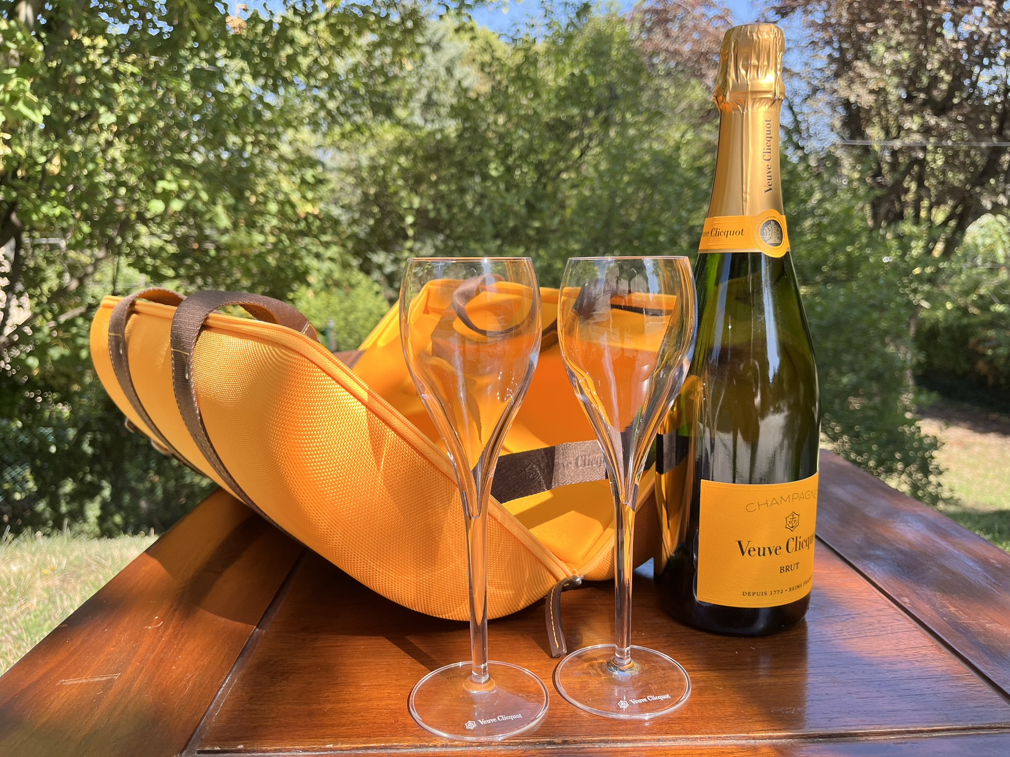 Veuve Clicquot Vintage Traveller Bag – Isoterm Pikniktáska, 1990-es Évek, Champagne Kiegészítőkkel – ELADÓ