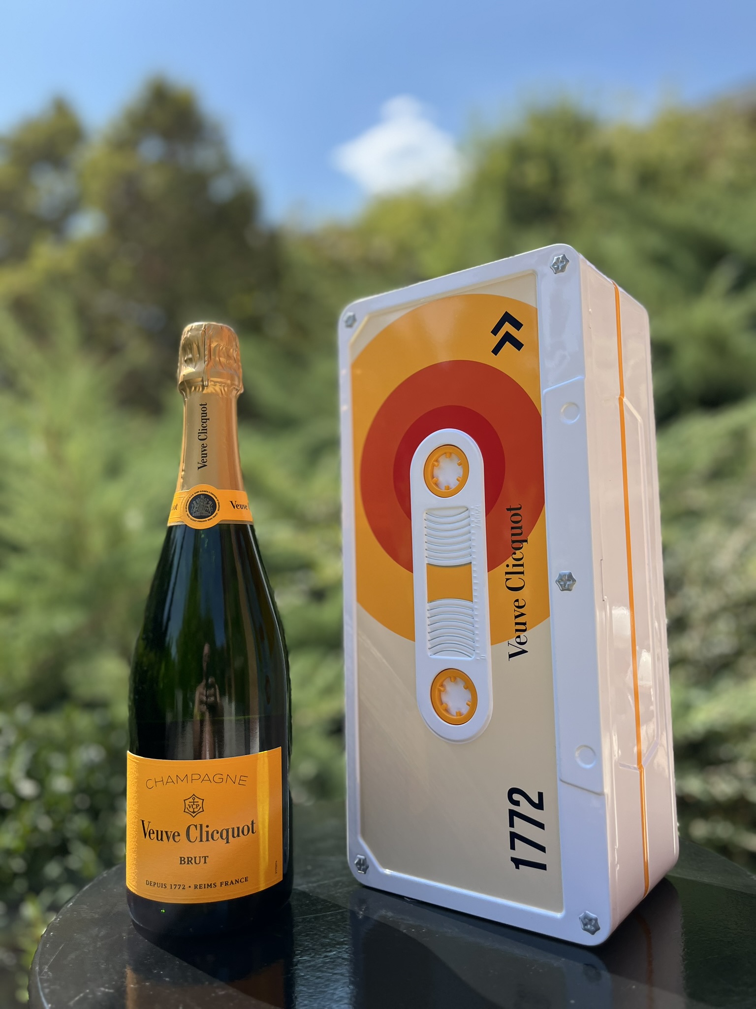 SOLD / ELADVA – Veuve Clicquot – Retro Chic! Kazettás díszdobozos Champagne – 39.800.-Ft
