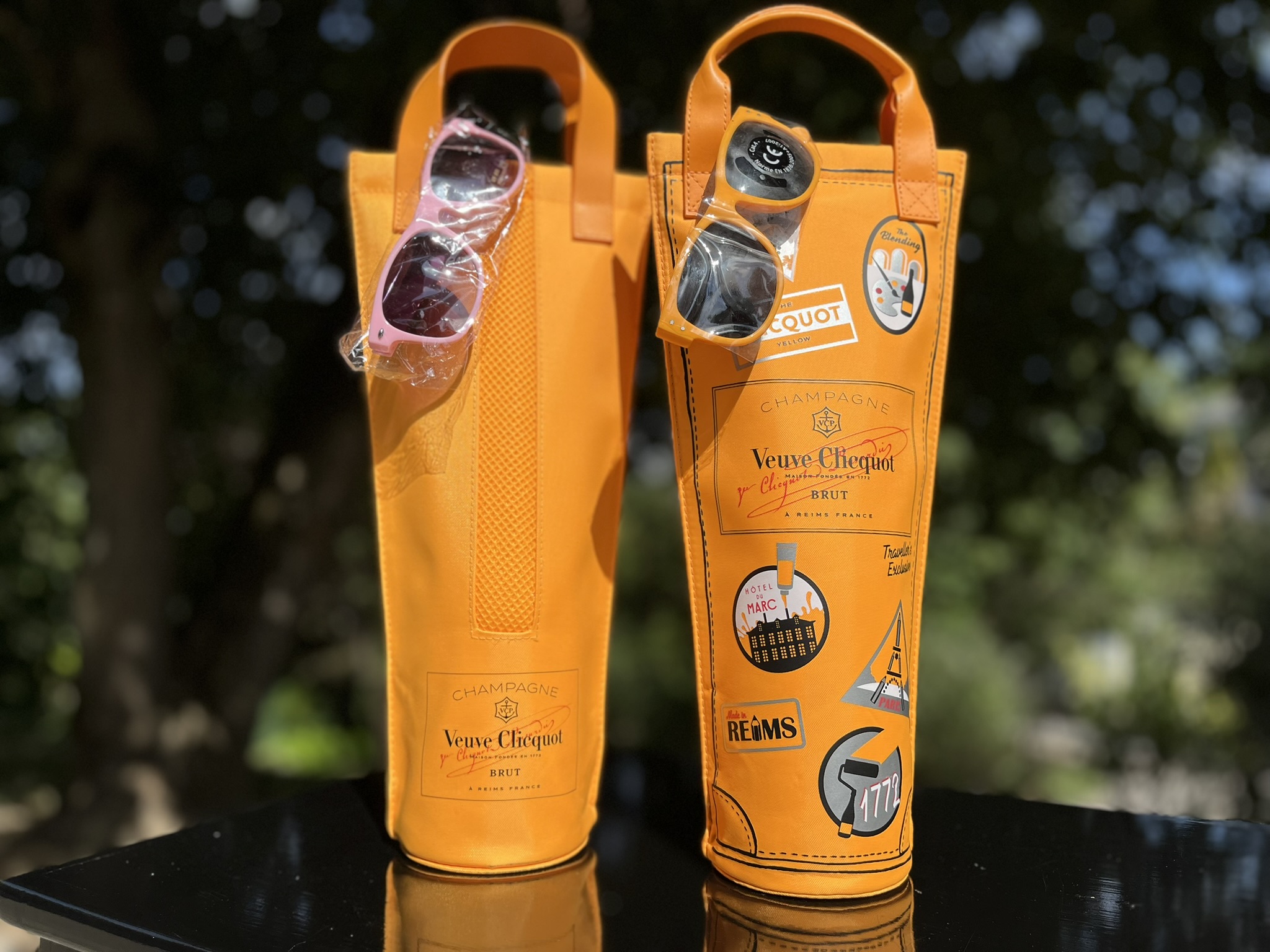 Veuve Clicquot Ponsardin – Két hordozható, thermo béléses egy­palackos hűtőtáska 2 party napszemüveggel – ELADÓ