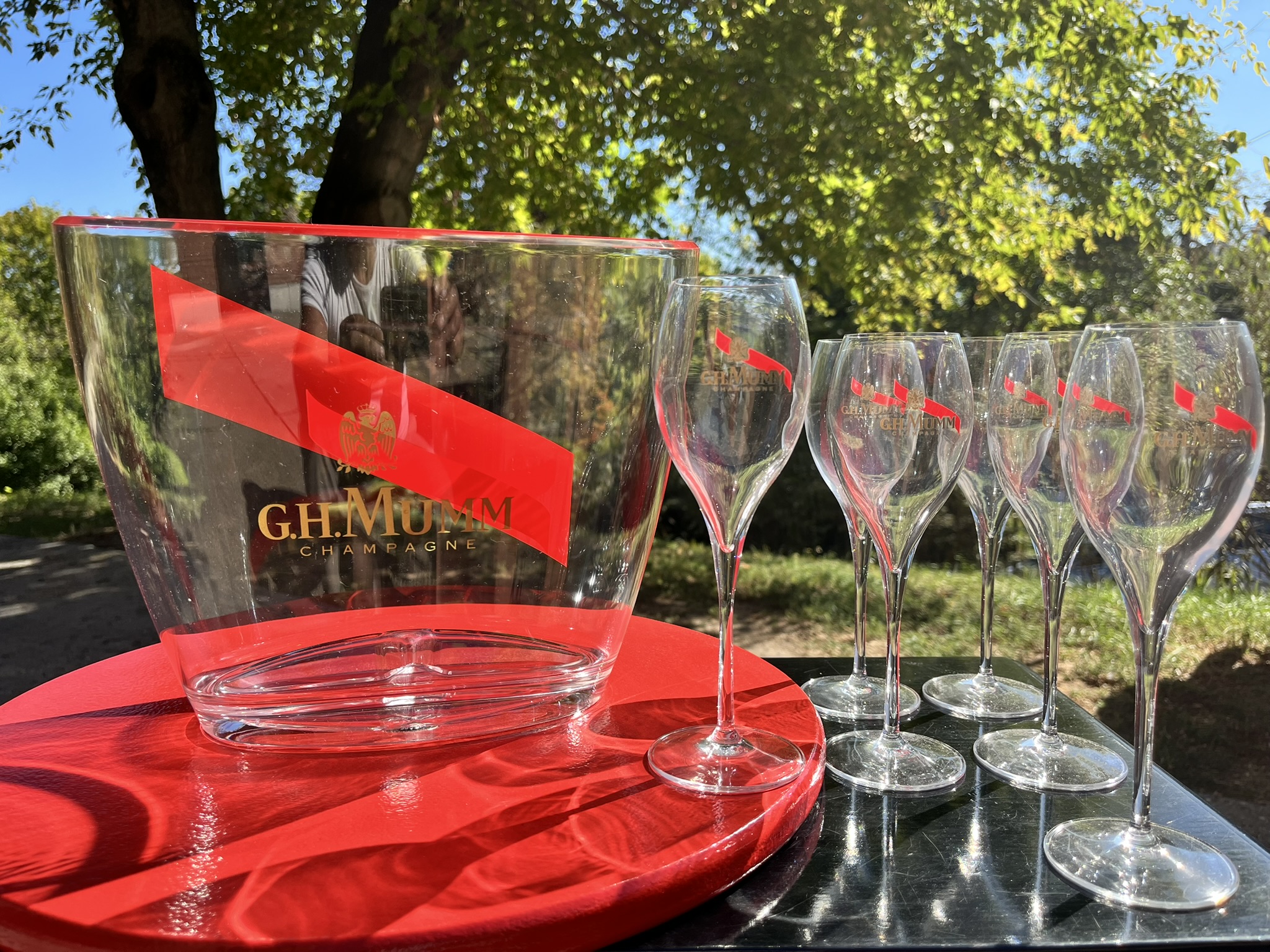 G.H. Mumm exkluzív pezsgőkészlet – kétpalackos akril jégvederrel és 6 Lehmann kristály kóstolópohárral – ELADÓ