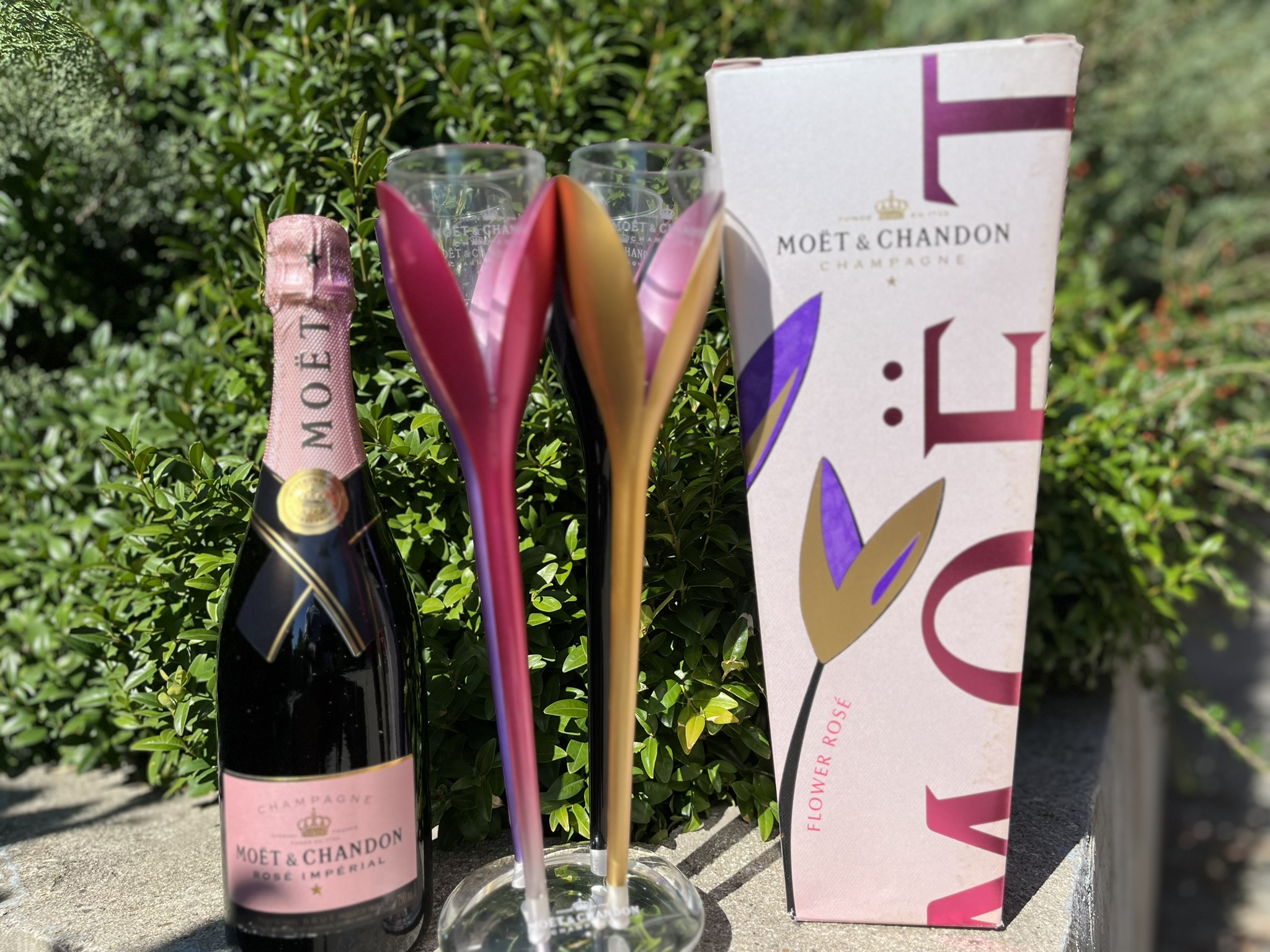 SOLD / ELADVA – Moët & Chandon Rosé Impérial – Champagne Rosé (0,75L) – Moet Rose Flower 2007 Ajándékszett – 62.500.-Ft