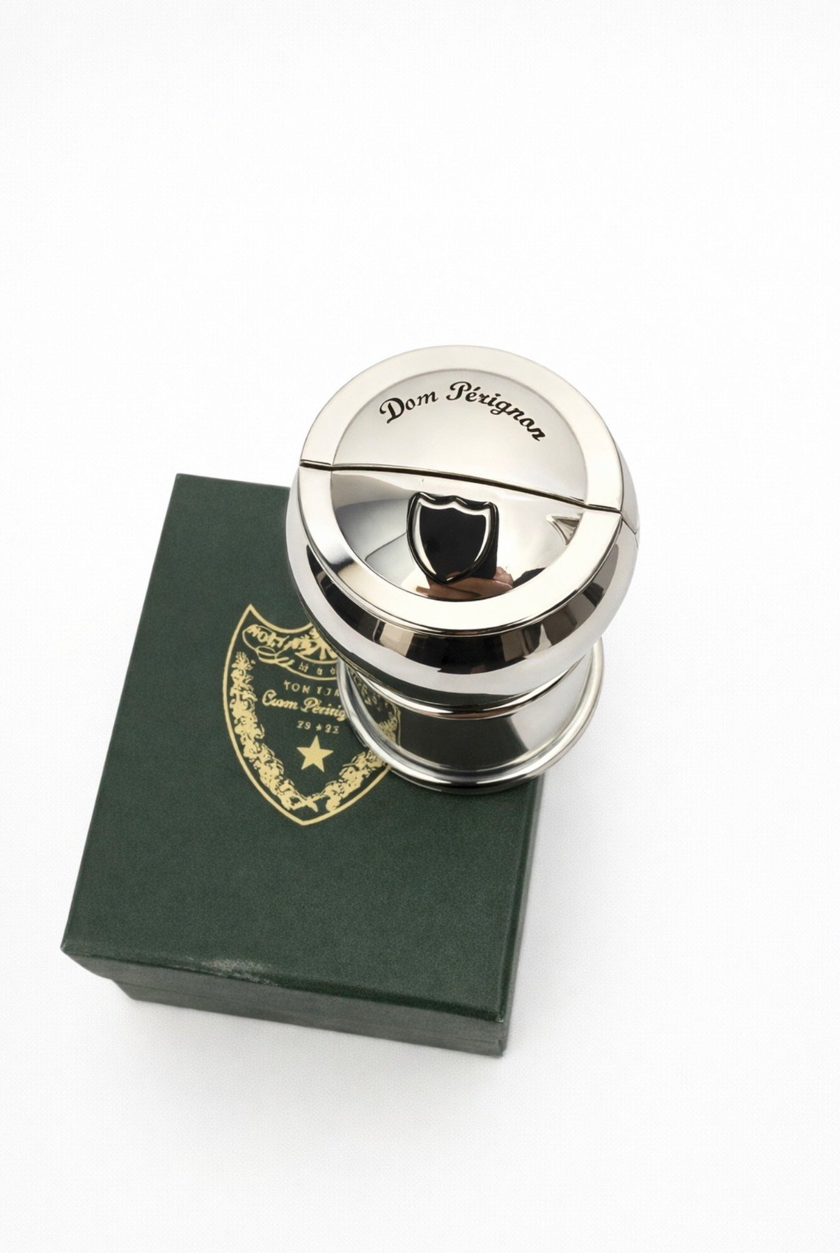 Dom Pérignon x Christofle – Milleniumi Kiadás ezüstözött pezsgődugó alakú memóriakapszula, új, eredeti bontatlan dobozban – ELADÓ