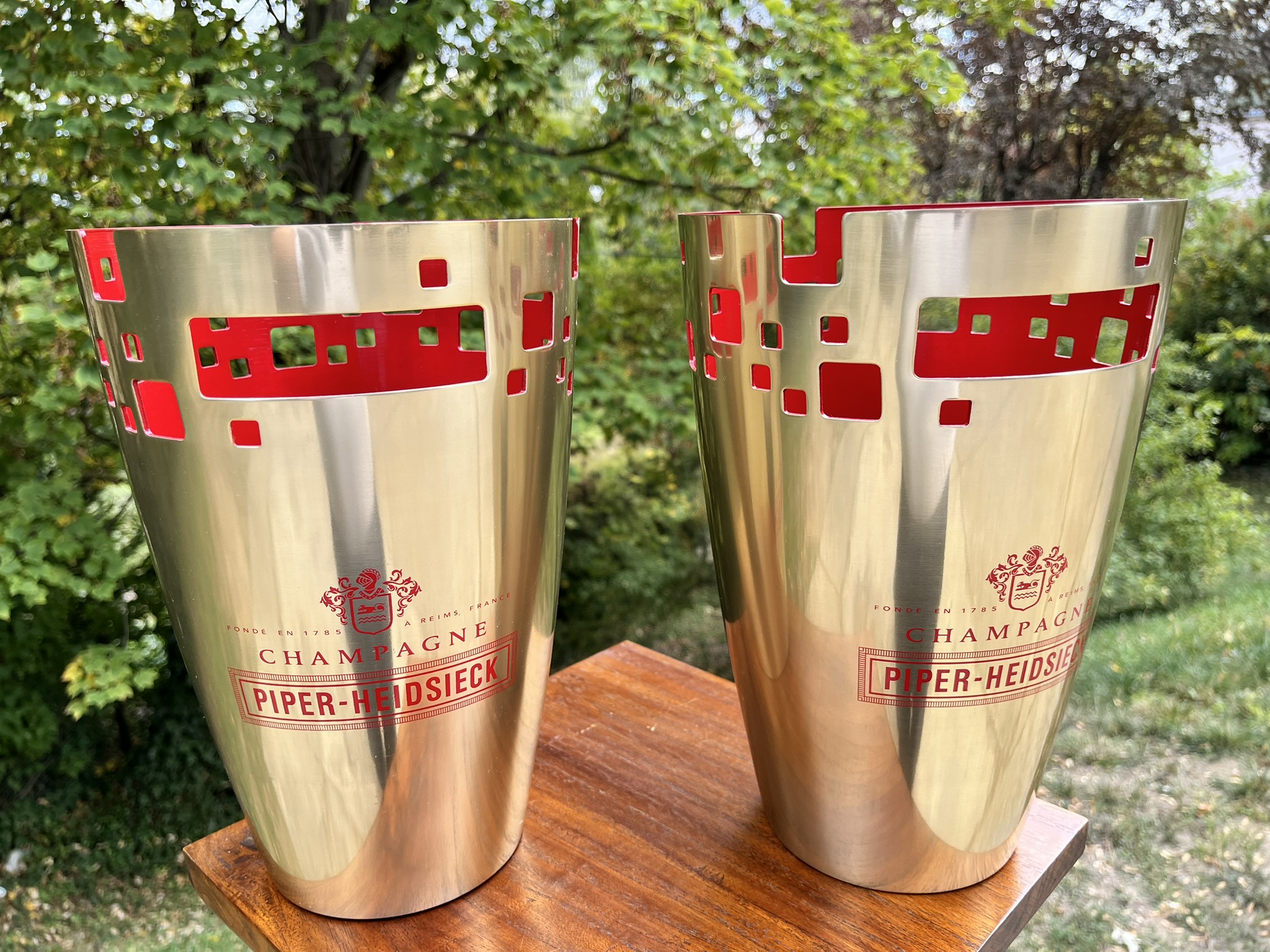 Piper-Heidsieck pezsgős jégveder – 2 darabos szett, arany színű külsővel és piros belsővel – ELADÓ