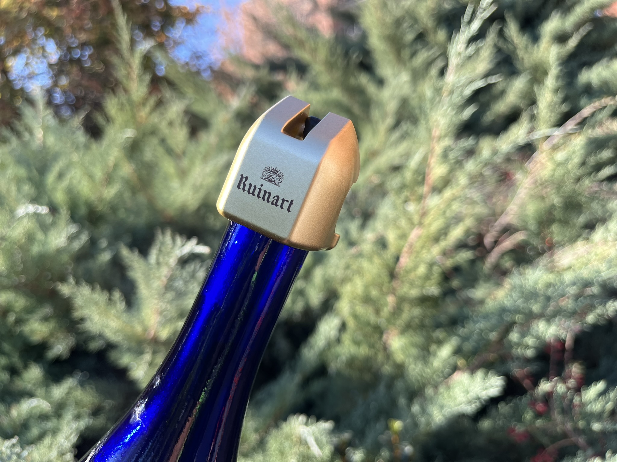 Ruinart Champagne arany színű palackzáró díszdugó a Maison emblémájával – ELADÓ