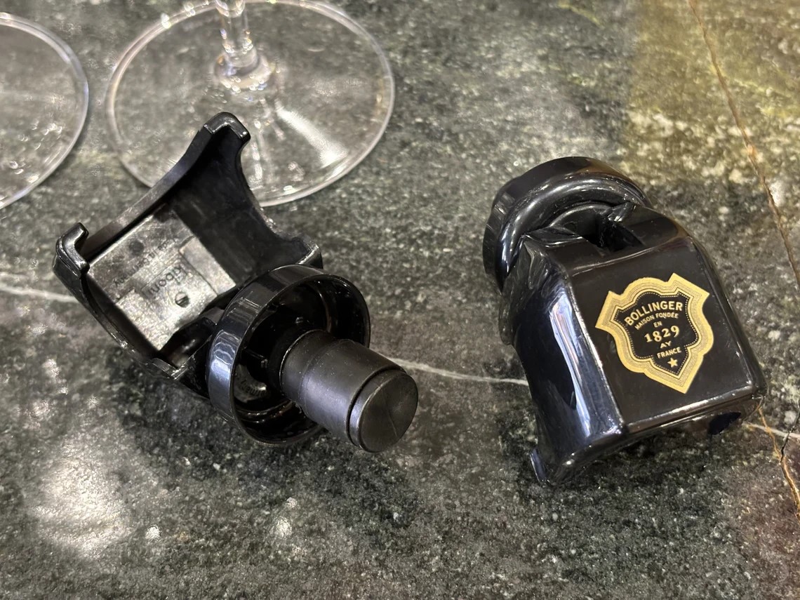 Champagne Bollinger fekete palackzár arany pajzs emblémával – ELADÓ