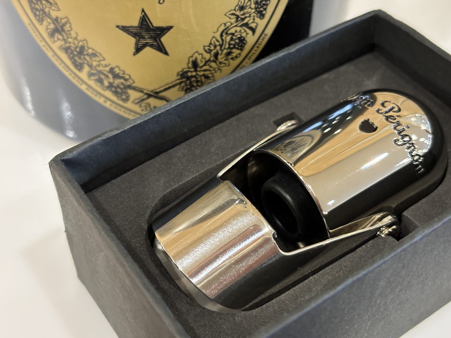 Dom Pérignon Ezüstszínű Pezsgőpalack Záródugó – Eredeti Ajándékdobozban – ELADÓ