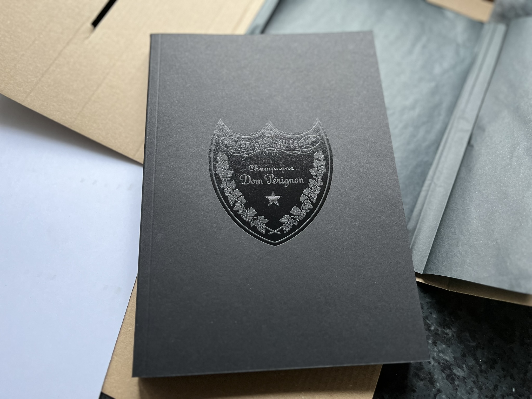 Dom Pérignon prémium corporate jegyzetfüzet – fekete, dombornyomott emblémával – ELADÓ