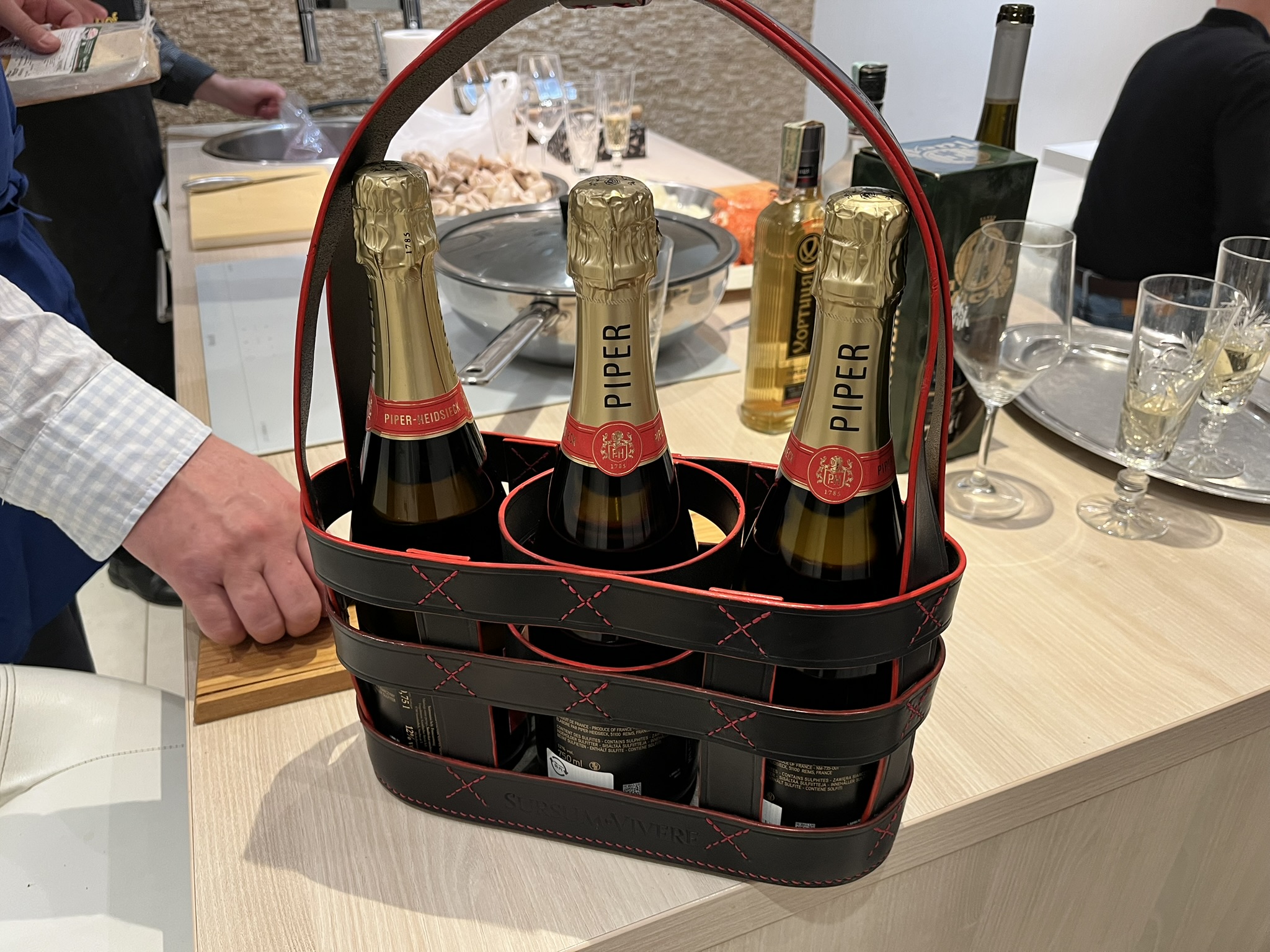 Kézzel készített, hárompalackos bőrből készült pezsgőhordozó – ELADÓ