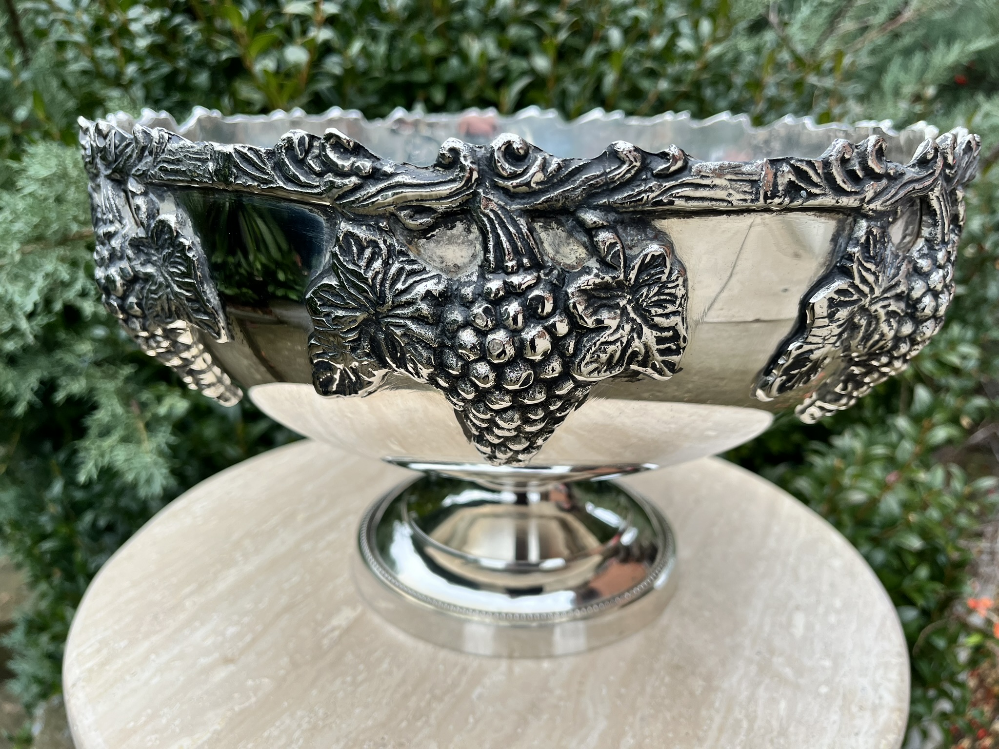 Ezüst színű, szőlőfürt-motívumos vintage pezsgő- vagy borhűtő / gyümölcstál – elegáns asztalközép – ELADÓ