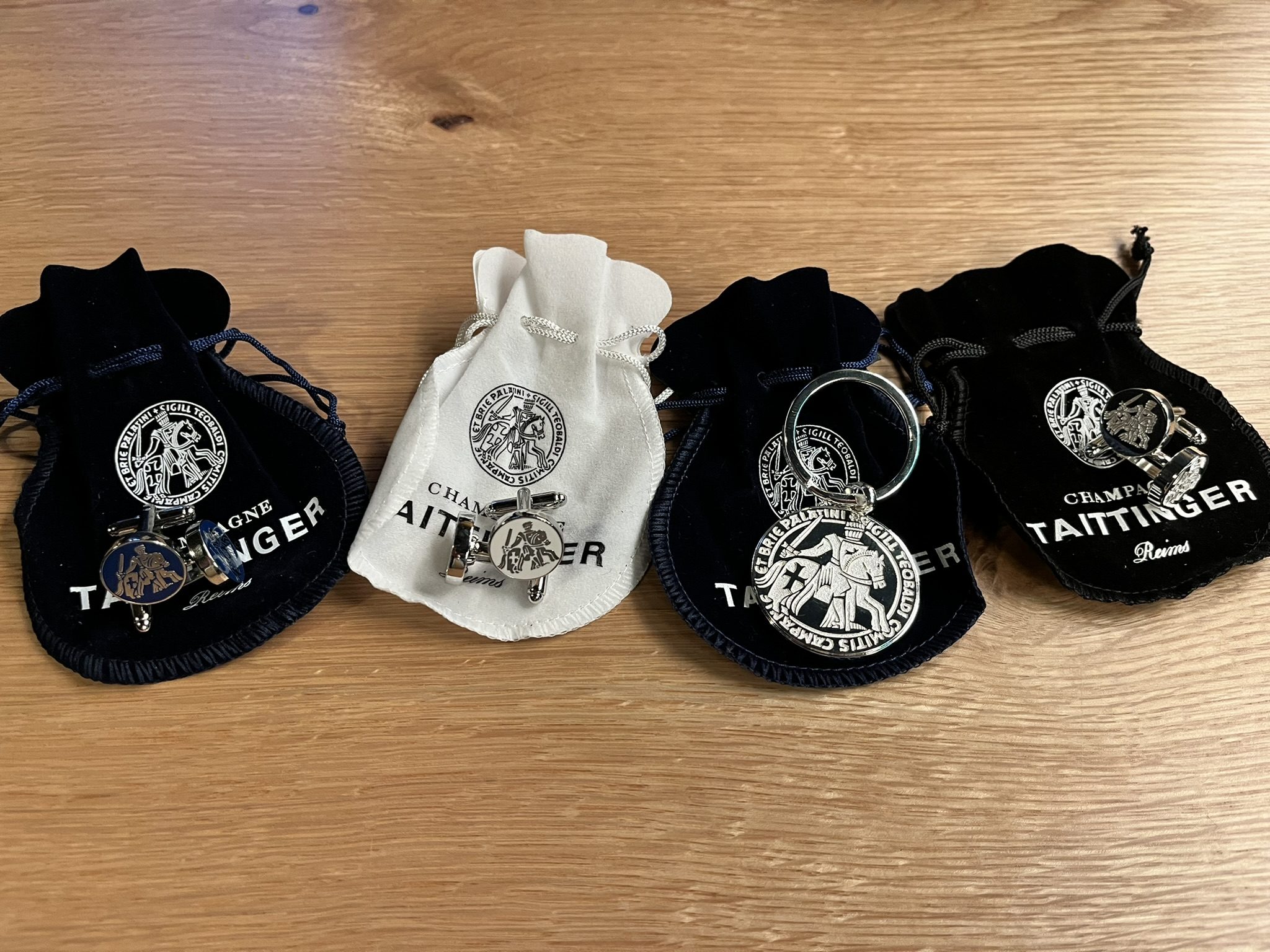 Taittinger Comtes de Champagne 4 darabos ajándékszett – mandzsettagombok és kulcstartó – ELADÓ