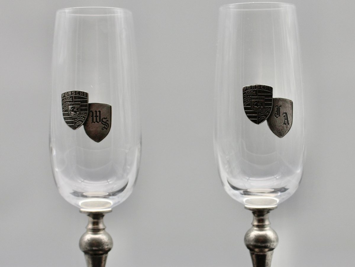 Páros Porsche emblémás ón‑talpú pezsgőspohár – 1980‑as évek, Svájc – ELADÓ