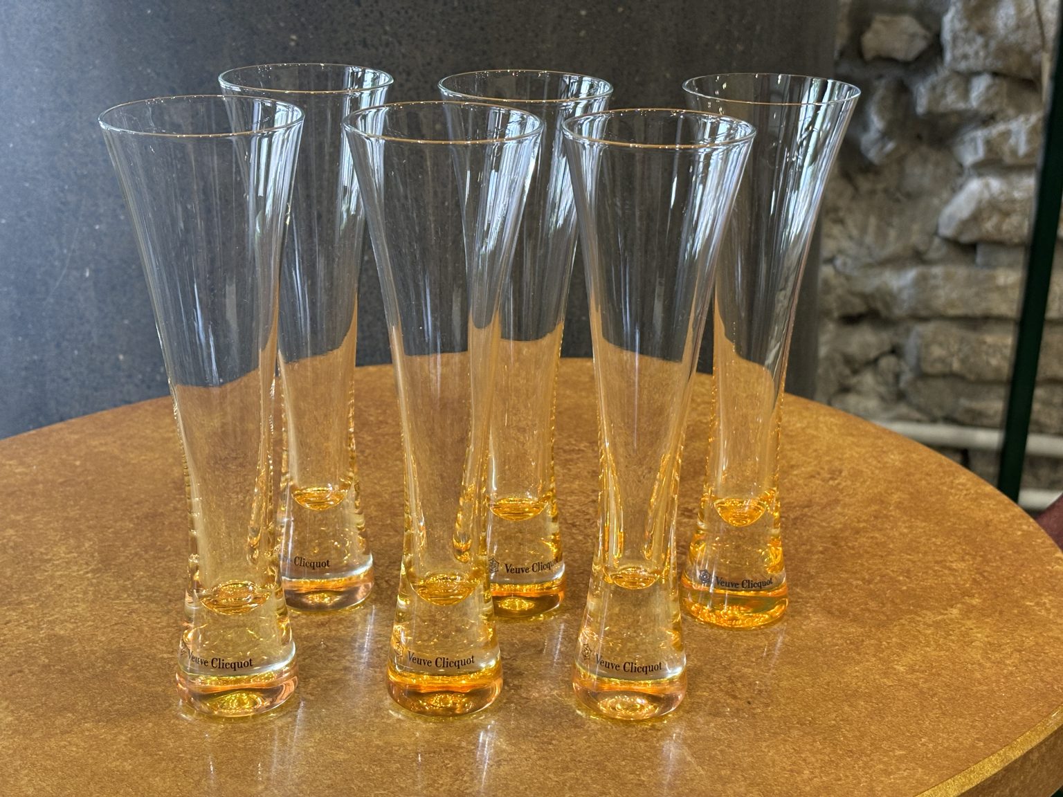 Ritka Veuve Clicquot „Trendy” pezsgőspohár készlet – 6 db kézzel fújt, sárga dizájnnal – ELADÓ