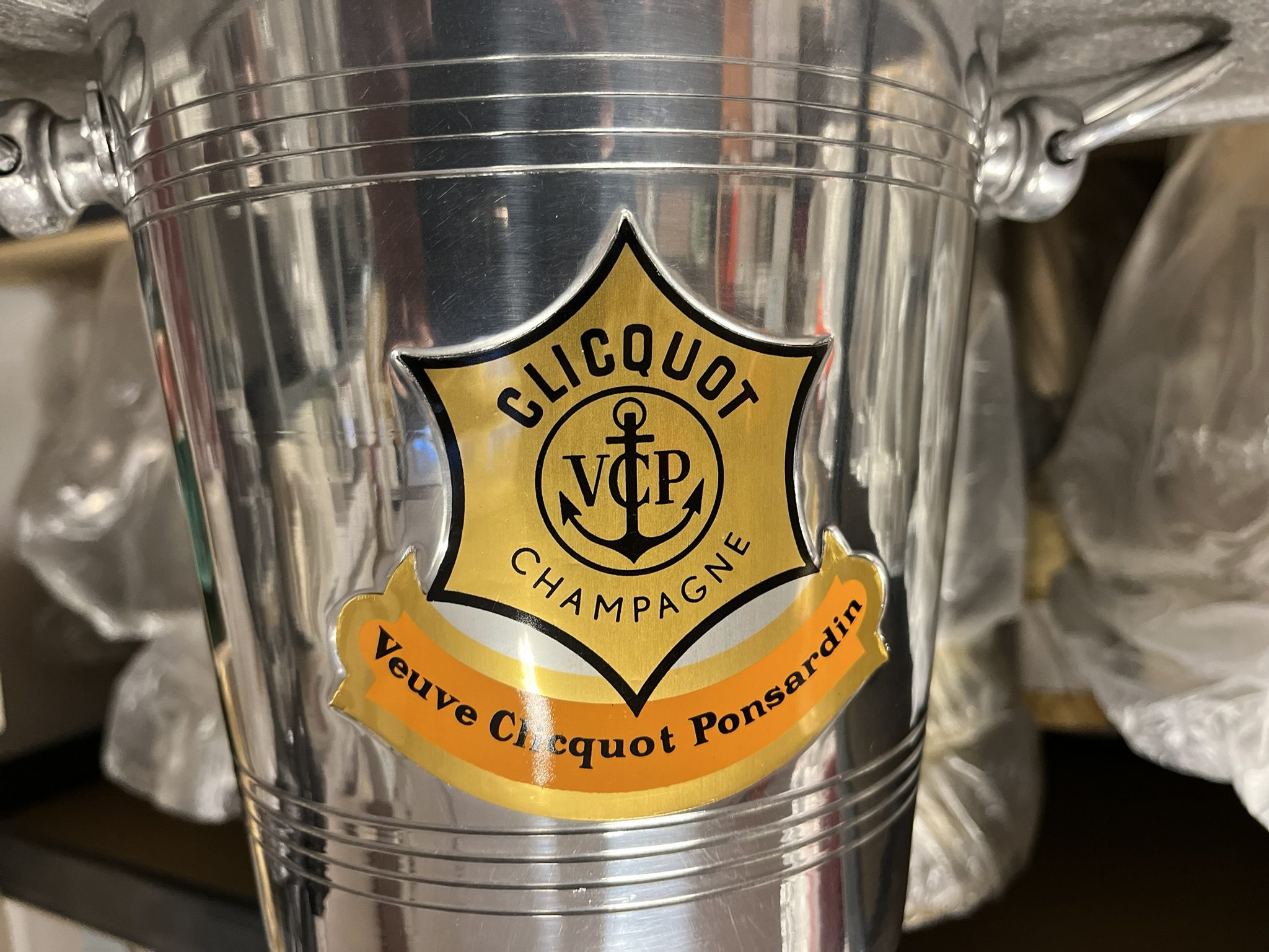 Veuve Clicquot Vintage Alumínium Jégveder – Ritka, Horgony Emblémás Francia Pezsgőhűtő (1970–80-as évek) – ELADÓ