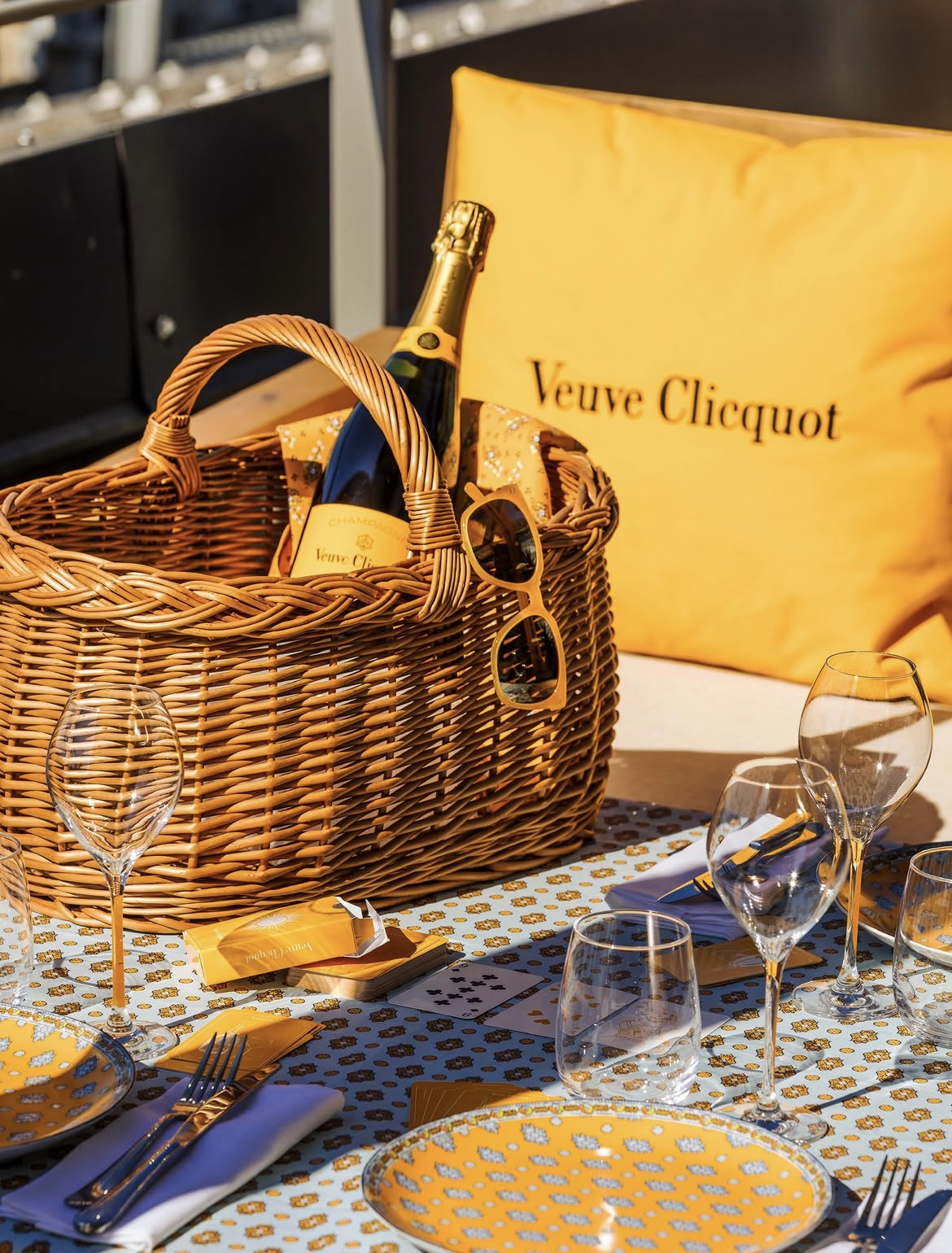 Veuve Clicquot Champagne hímzett díszpárna szett (2 db) – ikonikus sárga kültéri/beltéri párnák – ELADÓ