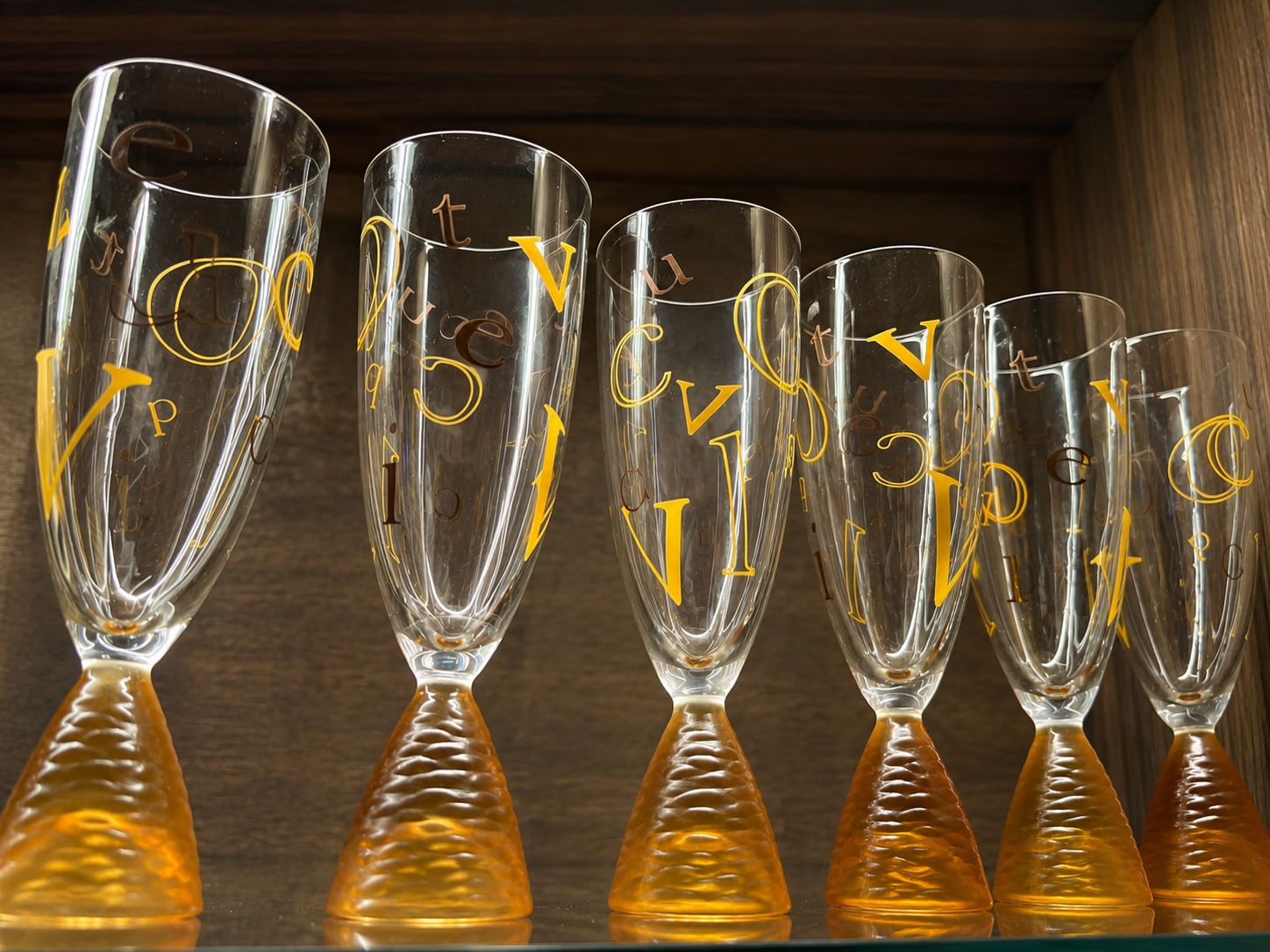 Ritka Veuve Clicquot „Alphabet” Kristály Pezsgőspohár Szett (6 db) – 1990, Új Állapot, Eredeti Doboz – ELADÓ