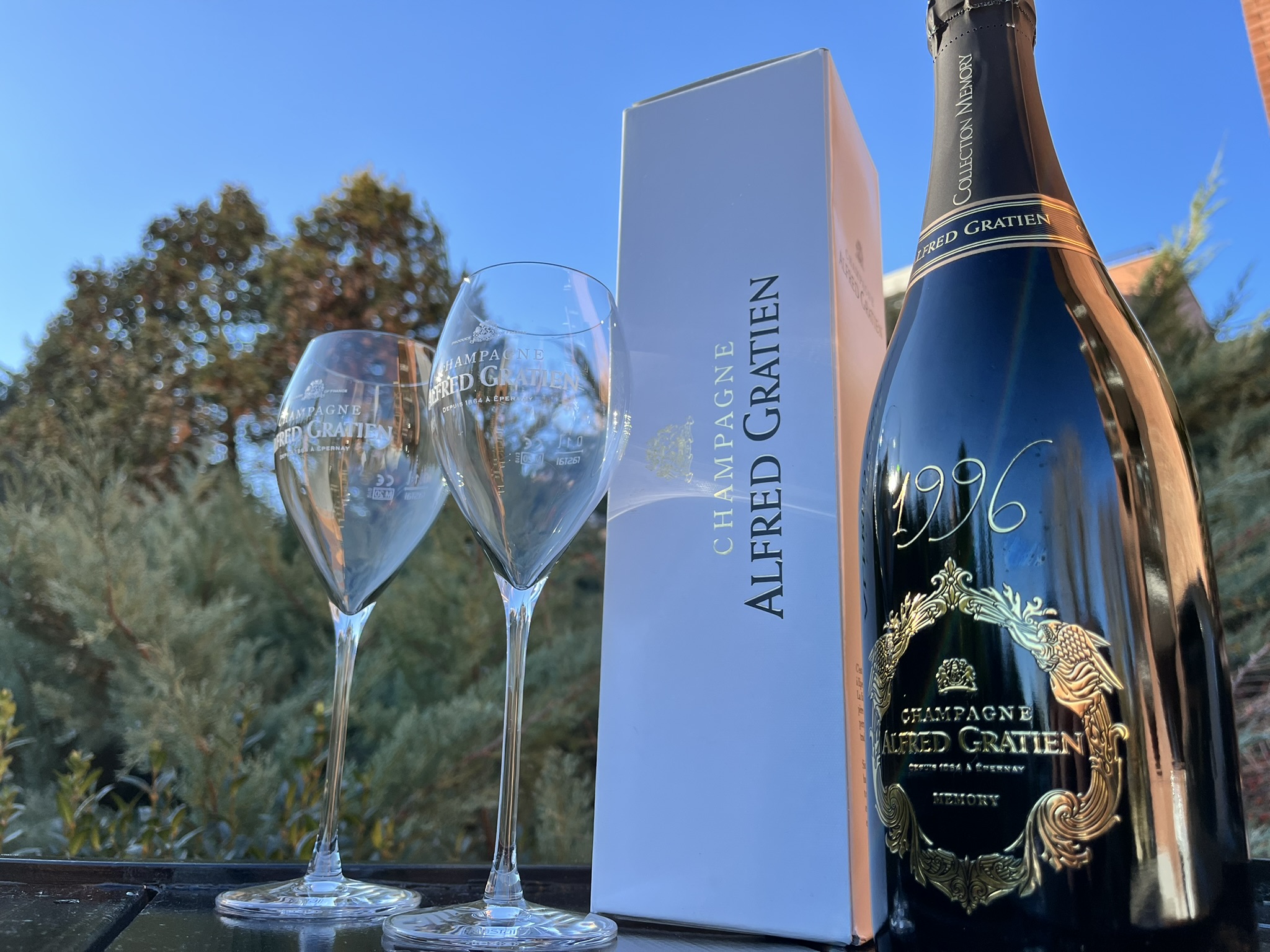 Alfred Gratien “Memory” 1996 Vintage Champagne + 2 Alfred Gratien Pezsgőspohár – Ritka Gyűjtői Szett – FOGLALT