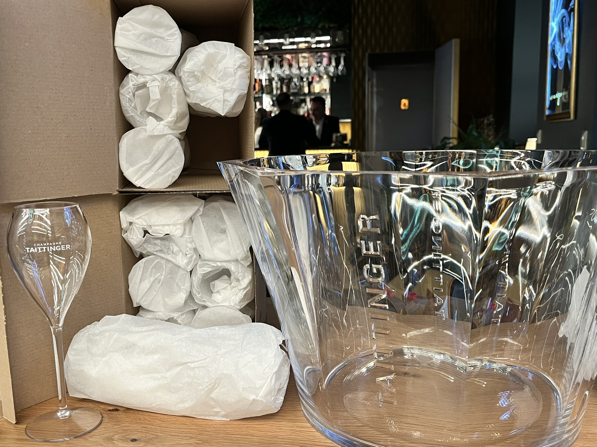 Taittinger XXL gyémánt formájú pezsgőhűtő 12 db Lounge Plastic Flute pezsgőspohárral – ELADÓ