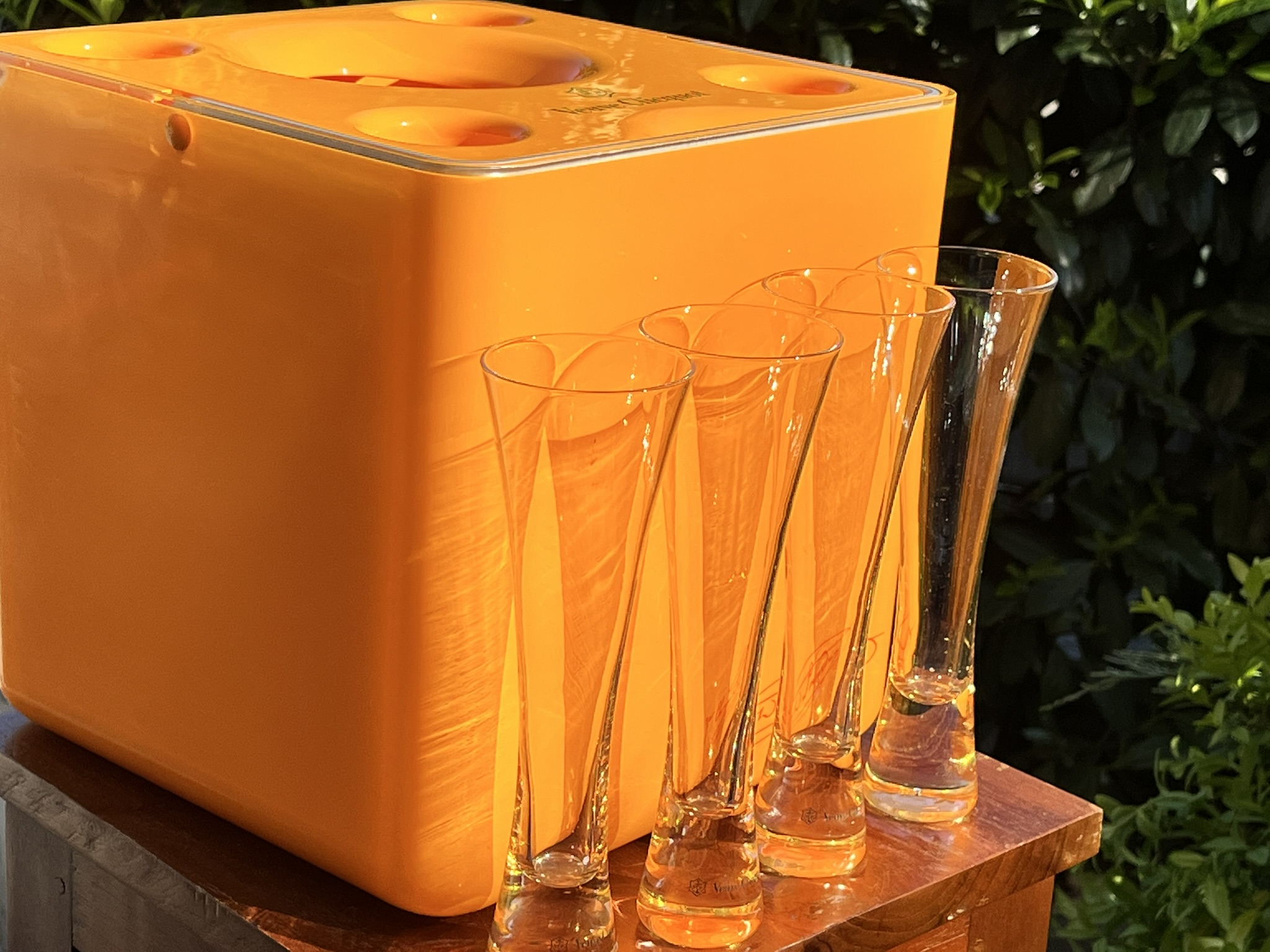 Veuve Clicquot x Porsche Design „Ice Cube” pezsgőhűtő szett – 4 db Trendy Flute pohárral – ELADÓ