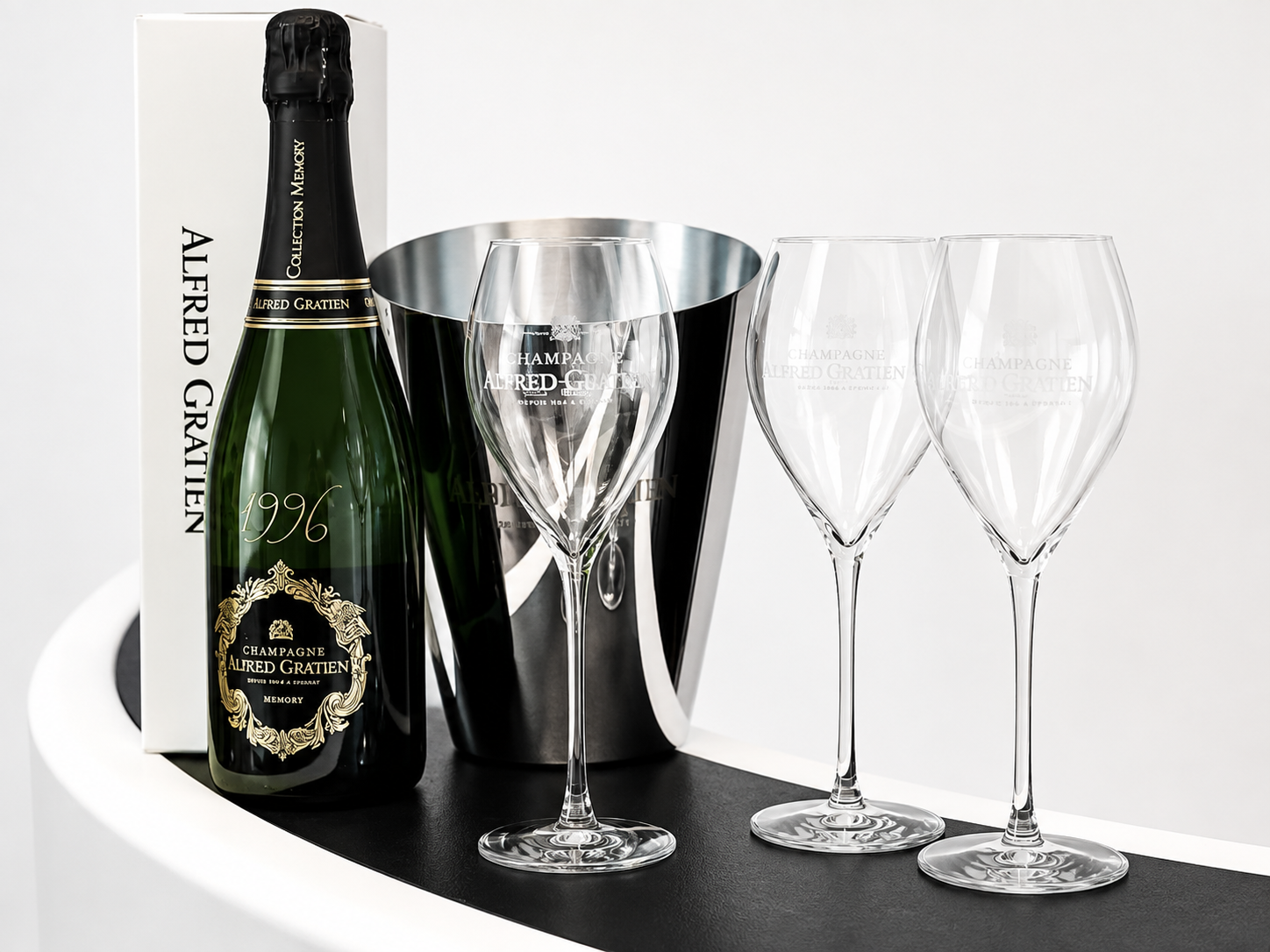 Alfred Gratien „Memory 1996” Vintage Champagne + pezsgőhűtő és 3 pezsgőspohár – ELADÓ