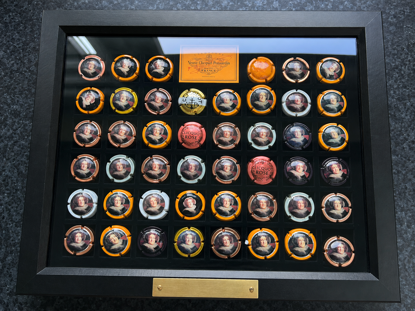 Veuve Clicquot Ponsardin – 46 darabos Champagne kapszulagyűjtemény vitrines falidobozban – ELADÓ