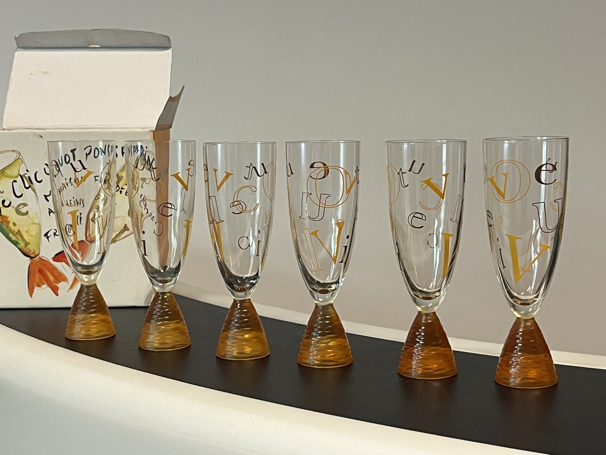 Veuve Clicquot “Alphabet” Kristály pezsgő pohár készlet (6 db) – 1990 – ÁRVERÉSEN, LICITÁLHATÓ