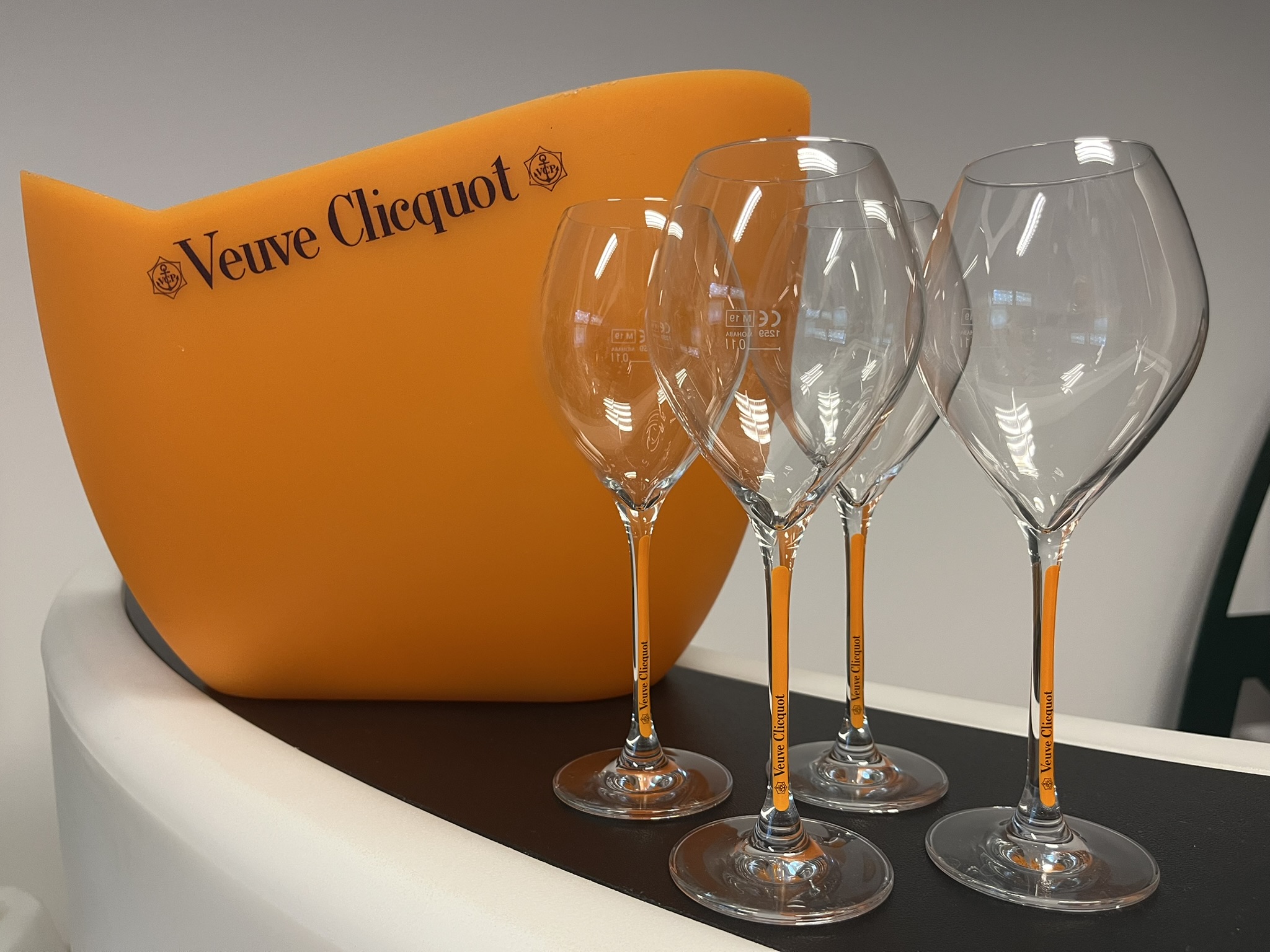 Veuve Clicquot Double Magnum Jégveder 4 db Sárga Szárú Kristály Pezsgőspohárral – FOGLALT